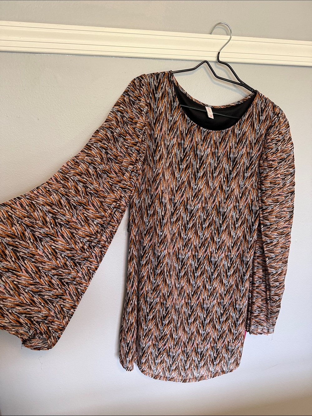 Long Sleeve Chevron Print shift Dress - Black, Tan, White